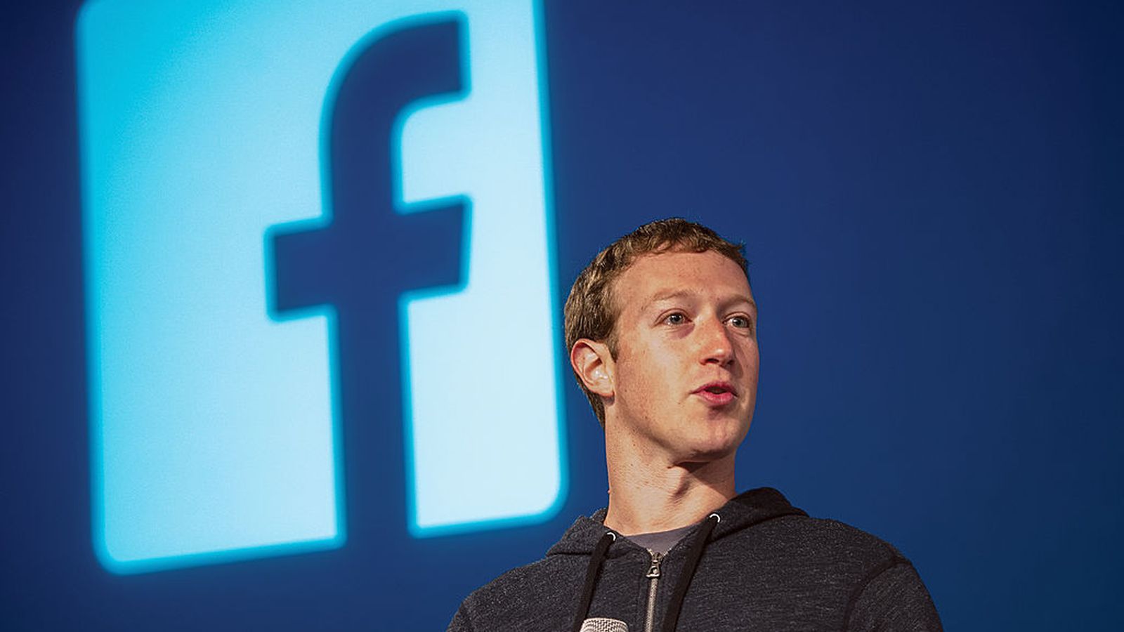 Zuckerberg hiện chìm trong rắc rối khác về Facebook