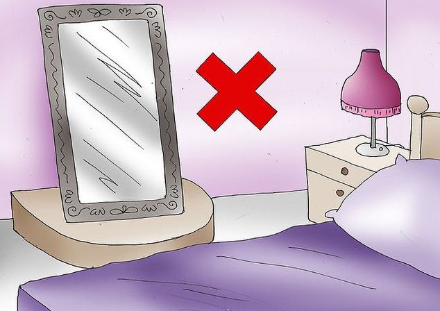 Tránh đặt gương soi đối diện giường ngủ